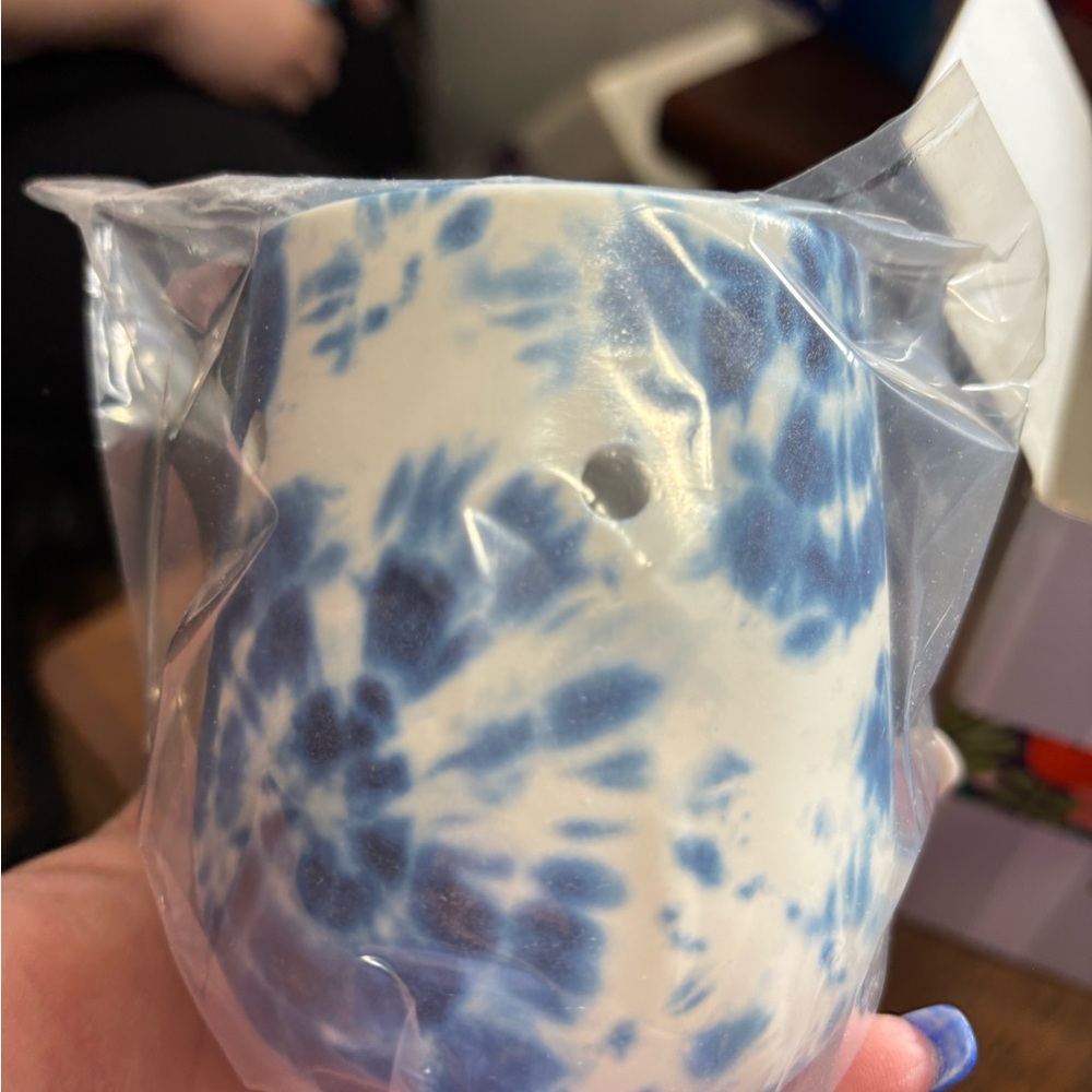 Scentsy Blue and White Wall Tie dye warmer